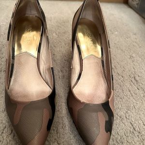 Michael Kors Camafloge heel 21/2 inch heel in excellent condition. Size 9